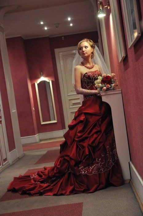 Малиновская замуж второй раз. Замуж в Красном платье. Красное платье платье замуж. Невеста выходит замуж в Красном платье. Платья на замуж длинные большие.