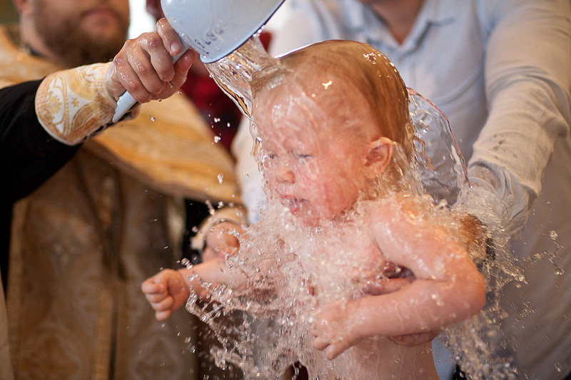 Крещение кто может быть крестными. Крещение многодетных семей. Крещение многодетных детей. Пиво Норвегия крещение детей. Почему маме нельзя присутствовать на крещении своего.